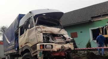 Nákladní vůz narazil do rodinného domu. Řidič skončil ve vážném stavu v nemocnici
