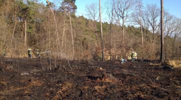 Další vypalování trávy a další požár. Pro popáleného seniora musel přiletět vrtulník