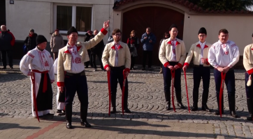 Městem se prošla chasa i s koňským povozem