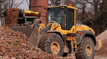 Demolice mlékárny pokračuje