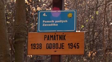 Uctili památku mrtvých partyzánů 