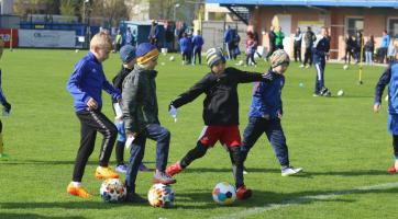 Děti si zahrály fotbal na ligovém stadionu. Zlínská Letná otevřela brány