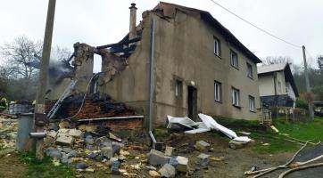 Policie našla v sutinách domu na Vsetínsku těla ženy a tří dětí. Případ řeší jako vraždu