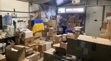 Mléka, pleny a další materiální pomoc pro ty nejmenší míří z Baťovy nemocnice na Ukrajinu