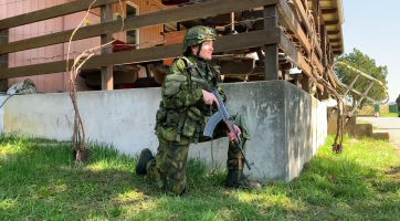 Vojáci se zbraněmi bránili rozvodnu elektřiny