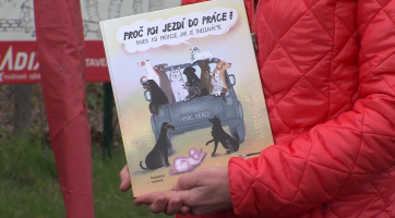 Knížku o psích zaměstnáních pokřtila fenka Kikinka