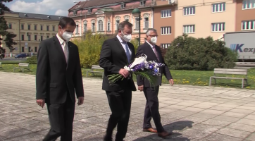 Kvůli fotbalu se čeká rušno v ulicích, pietní akt začne dřív