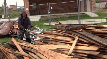 Tornádem poškozená restaurace jde k zemi
