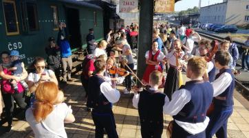 Parní lokomotivou se letos v Rožnově svezete hned čtyřikrát. Jako první pojede zpívající vlak