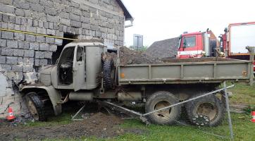 V Rackové naboural náklaďák do rodinného domu