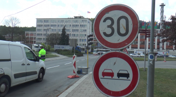 Provoz na nejvytíženější silnici v kraji komplikují opravy