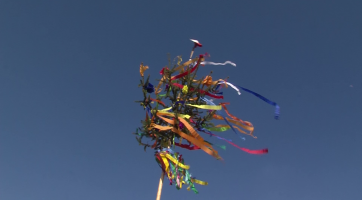 Školáci z Havřic uspořádali zahradní slavnost se stavěním máje