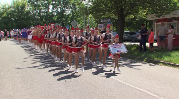 Pochodové defilé rozvířilo ulici Mladých stavbařů