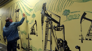 Vlakový podchod v Hodoníně zdobí těžba ropy