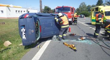 Náročné úterý uherskohradišťských hasičů. Další dopravní nehoda a požár smuteční síně