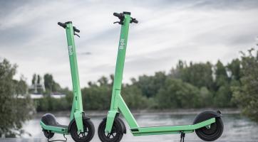 Konec povalování na nevhodných místech. Nové sdílené koloběžky bude možné zaparkovat pouze na vybraných stáních