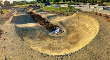 V Otrokovicích začala výstavba pumptracku. První jezdci ho otestují ještě o prázdninách