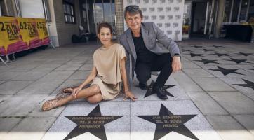 Festivalové úterý přineslo křest malých lemurů a odhalení nových hvězd na Chodníku slávy