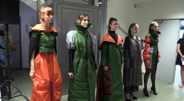 Módní přehlídka střední školy představila i vítězné modely