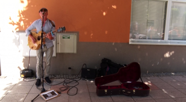 Lidé se v ulicích Hodonína potkávali s buskery