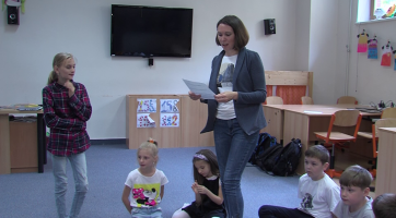 Ukrajinské děti v ZŠ Mariánské náměstí učí televizní reportérka 