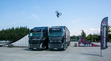 Historický okamžik! Freestyle jezdec Miler přeskočil dva kamiony na kole