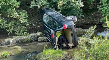 Auto plné uprchlíků skončilo v Bečvě. Po dvou mužích policie pátrá