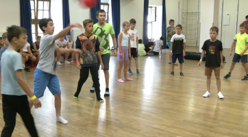 Na příměstském táboře se dětí učí odvaze a překonávání překážek