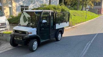 Po areálu Kroměřížské nemocnice se prohání nový elektromobil