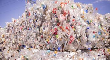 Kraj se snaží najít uplatnění pro recyklované materiály. V obcích z nich vznikají lavičky nebo sportoviště