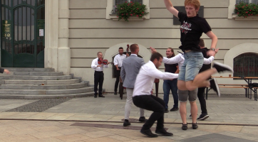 Chasa se sešla pod recyklovanou májou