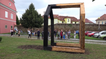 Slováckého muzea vystavuje 4 metry vysokou sochu