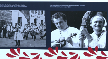 Výstava s názvem "Moc folkloru" ve Smetanových sadech