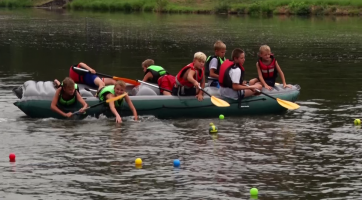 Na raftech lovili míčky z Moravy