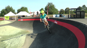 Na otrokovických Trávníkách otevřeli nový pumptrack. Měří téměř 300 metrů