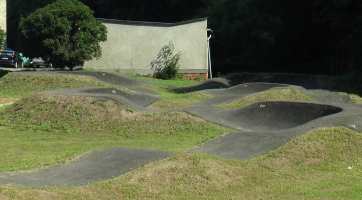 Nový pumptrack za průmyslovkou je v provozu