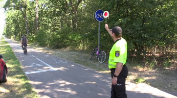 Za plnou výbavu strážníci cyklisty odměnili