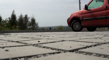 V ulici Bří Mrštíků vznikla nová parkovací místa 