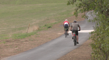 Otevírání nové cyklostezky zkropil déšť
