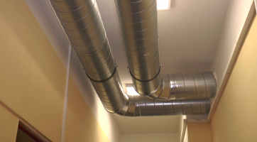 V budově MŠ Decent dokončují instalaci vzduchotechniky