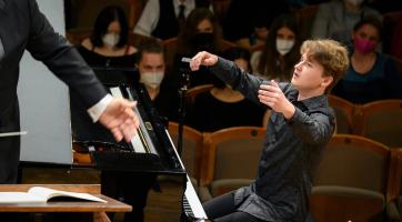 První cenu vyhrál v 7 letech, v 11 složil první skladbu. Geniální pianista Jan Schulmeister dobývá hudební svět