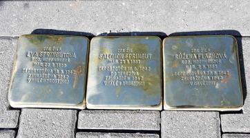 Oběti holocaustu připomíná ve Valašském Meziříčí dalších šest kamenů zmizelých