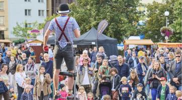 Náměstí Míru opanuje třídenní Kejklířský jarmark
