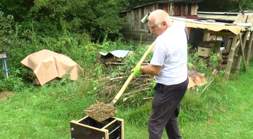 Zdeněk Vejpustek je jedním z mála, kdo se zabývá výrobou hliněných nepálených cihel