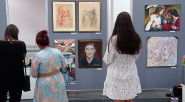 V Galerii ZUŠ vystavují absolventi výtvarných kurzů pro dospělé