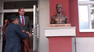 Před slavičínskou sokolovnou odhalili bustu Karla Vystrčila