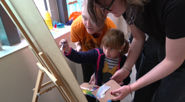 Žáci speciální školy strávili dopoledne malbou 