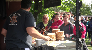 Na tradiční slováckou kuchyni se ve Skanzenu Rochus stály dlouhé fronty