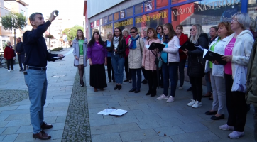 Smíšený pěvecký sbor vyrazil do ulic