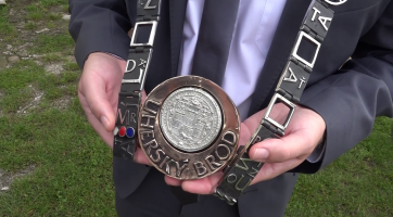 V Brodě požehnali nové městské insignie. Zachycují historii města